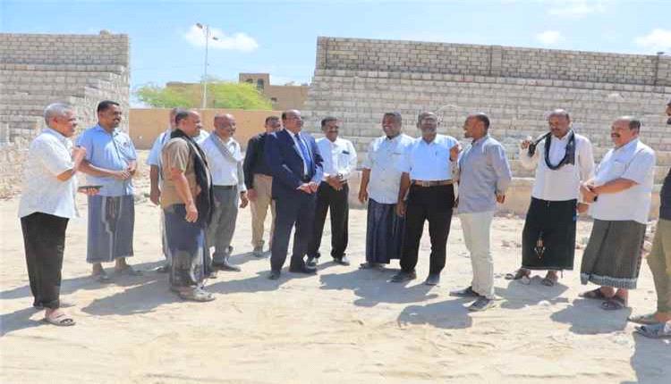 التميمي يتفقد مشروع ملعب نادي الوحدة بتريم ويؤكد الحرص على استكماله