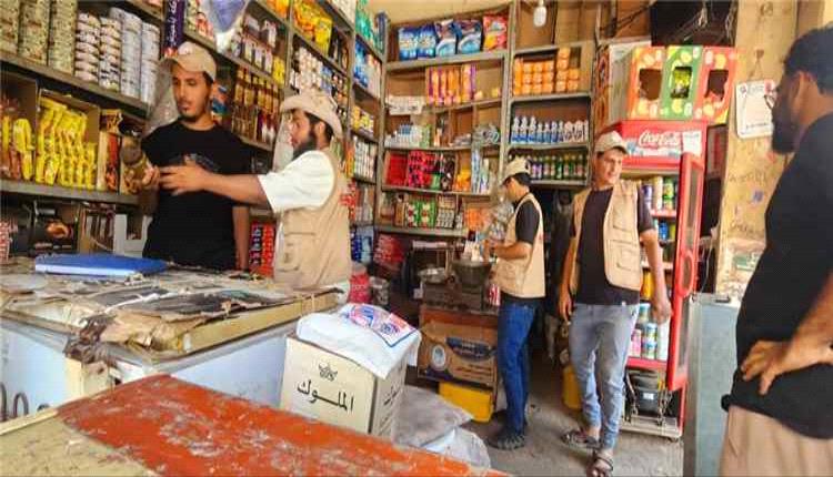 صناعة وتجارة التواهي تواصل حملاتها الرقابية وتضبط مواد غذائية منتهية الصلاحية