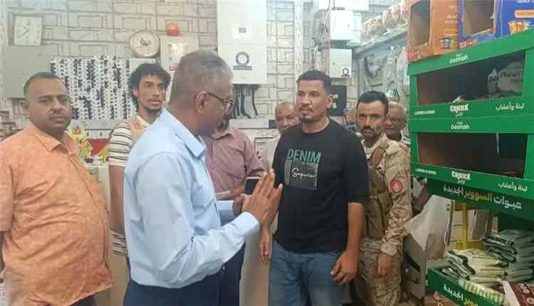 مدير عام المعلا ومكتب الصناعة والتجارة يضبطان مواد غذائية منتهية الصلاحية