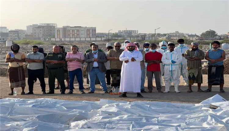 النيابة العامة تباشر دفن 21 جثة مجهولة الهوية في عدن