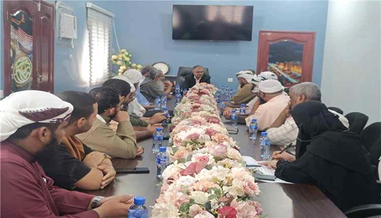 مدير عام المعلا يلتقي أئمة المساجد لتعزيز التوعية بمخاطر الشائعات والمخدرات