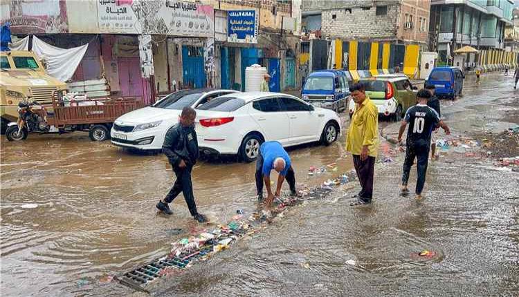 فرق ميدانية في صيرة بعدن تواصل شفط مياه الأمطار ورفع المخلفات من ..