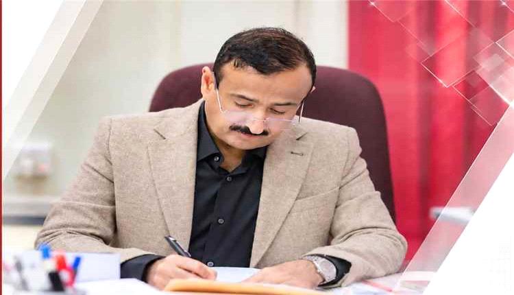 محافظ شبوة يوجه بمنح أسر الشهداء أراضي سكنية ويعمل على توفير تمويل لبناء مساكن لهم