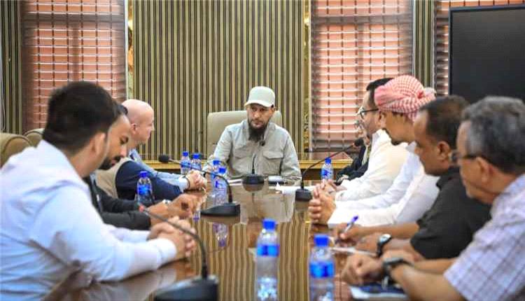 محافظ عدن يبحث مع صندوق الأمم المتحدة للسكان تعزيز الاستجابة الإنسانية ودعم برامج تأهيل الشباب
