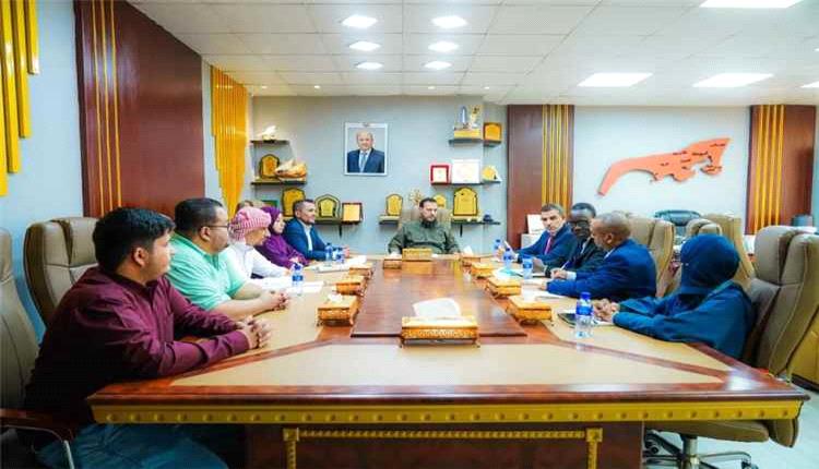 محافظ عدن يبحث مع اليونيسف تعزيز دعم المياه والتعليم وحماية الأطفال
