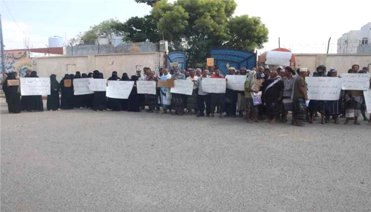 تربويو لحج ينظمون وقفة احتجاجية رفضًا لإيقاف سبعة من زملائهم في تبن