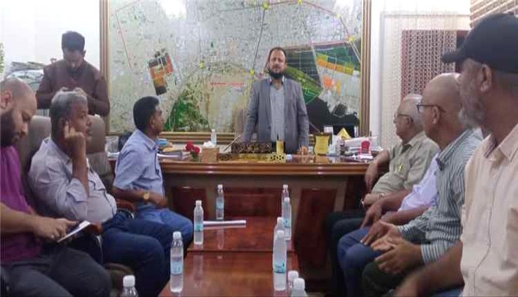 اليزيدي يترأس اجتماعا لاستكمال المرحلة الثالثة من حملة النظافة وإزالة العوائق بالمنصورة