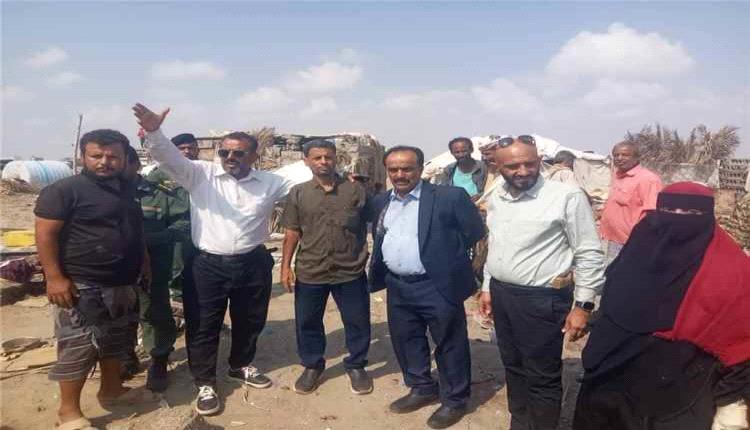 تنفيذًا لتوجيهات محافظ عدن.. نقل النازحين من خورمكسر إلى مخيم الفردوس