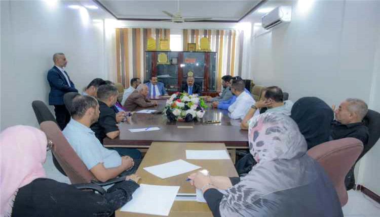 وزير النقل يتفقد سير العمل في هيئة تنظيم النقل البري بعدن ويشدد على تحسين الخدمات