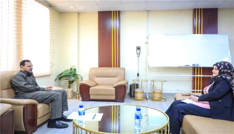 وزيرة الشؤون القانونية ومحافظ عدن يبحثان تعزيز الشفافية وحماية المال العام