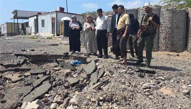 لجنة التحقيق في انتهاكات حقوق الإنسان توثّق أضرار قصف المجمع الرئاسي بمعاشيق
