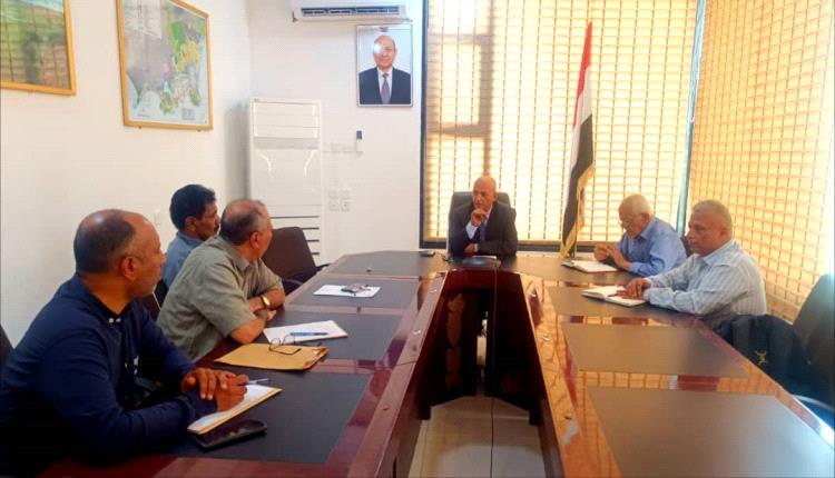 وزير المياه والبيئة يناقش أوضاع مشاريع الصرف الصحي في سيئون وتريم