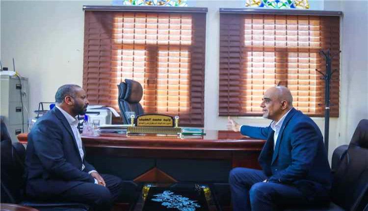 محافظ الضالع يبحث تعزيز توريد الإيرادات وتحسين الأداء المصرفي بالمحافظة
