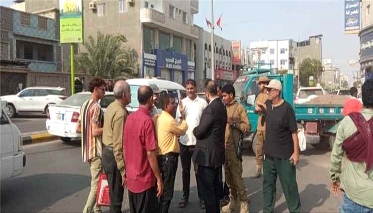 المنصورة تواصل حملة النظافة وتوجه بإعادة تأهيل حديقة الحي التجاري
