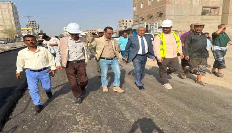 صندوق صيانة الطرق يتفقد أعمال الإسفلت في طريق التقنية–إنماء بعدن