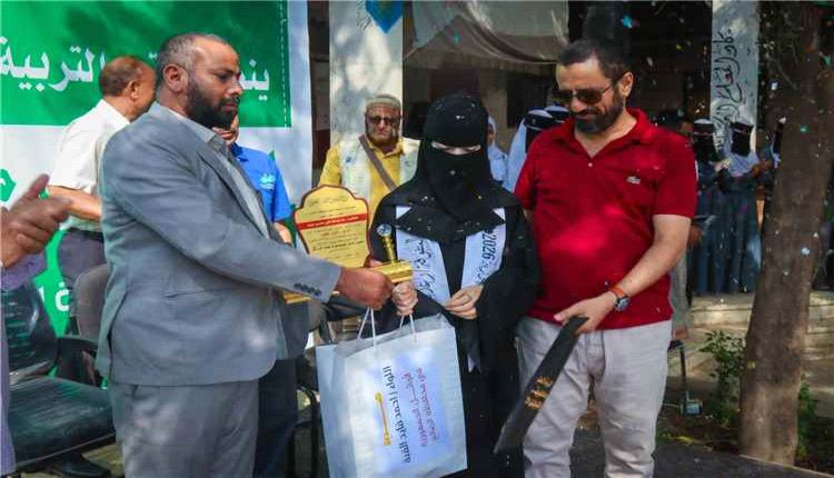 محافظ الضالع يكرم متفوقتين من أوائل الجمهورية ويعتمد 100 ألف ريال سعودي لتوسعة مدرسة