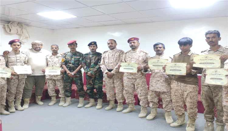 قائد معسكر نحب يكرم عددا من الضباط والأفراد المتميزين
