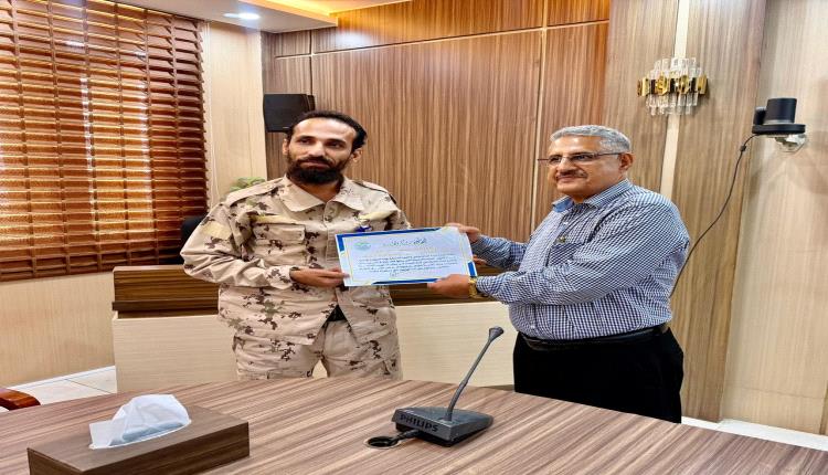 بتكليف من الوزير السقطري.. تكريم قائد وأفراد نقطة رأس عمران لدورهم في ضبط تهريب المبيدات والأسمدة 