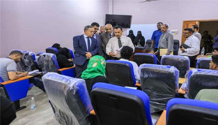 رئيس جامعة عدن يتفقد امتحانات الماجستير ويبحث استحداث دكتوراه في المحاسبة
