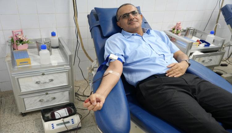 وزير الصحة يدشن حملة للتبرع بالدم ويتفقد الجرحى في مستشفى عبود