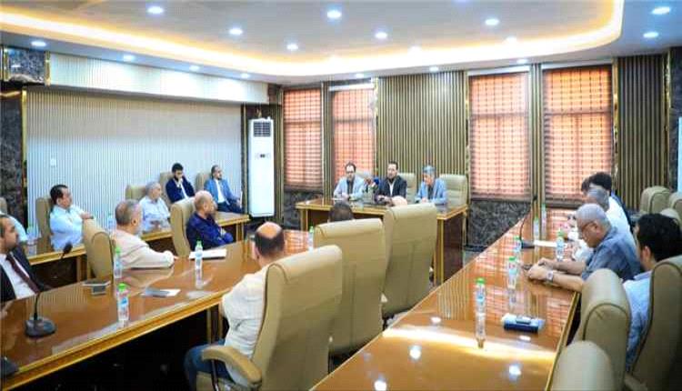 محافظ عدن يبحث مع القطاع التجاري دعم النازحين وضمان استقرار الأسواق