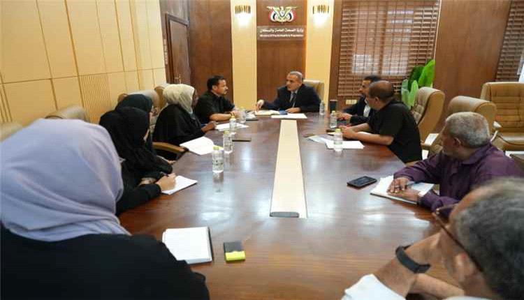 وزير الصحة يبحث مع الصليب الأحمر توسيع الدعم الصحي والإنساني في اليمن