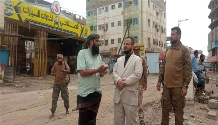 اليزيدي يتفقد أعمال تأهيل طريق فرعي في المنصورة بطول 500 متر