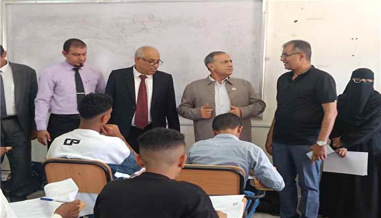 رئيس جامعة عدن ومدير المعلا يدشنان امتحان المفاضلة والقبول بكلية الحاسوب