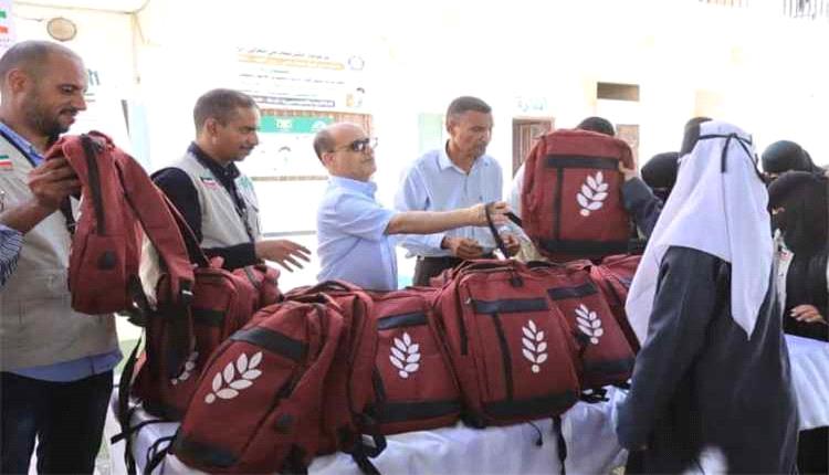 عدن.. توزيع 10 آلاف حقيبة مدرسية متكاملة لطلاب مدارس دار سعد
