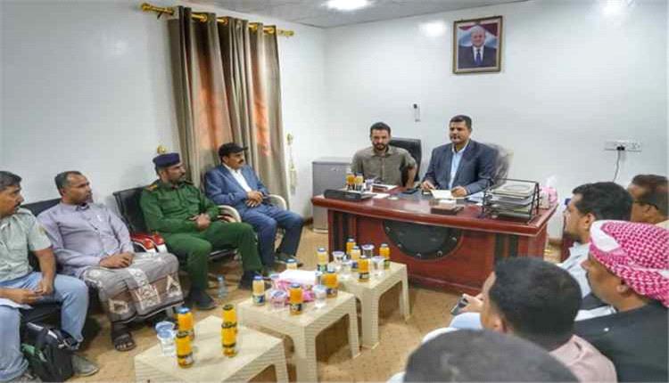 وكيل حضرموت يتفقد سير العمل في منفذ الوديعة ويبحث تحسين الخدمات