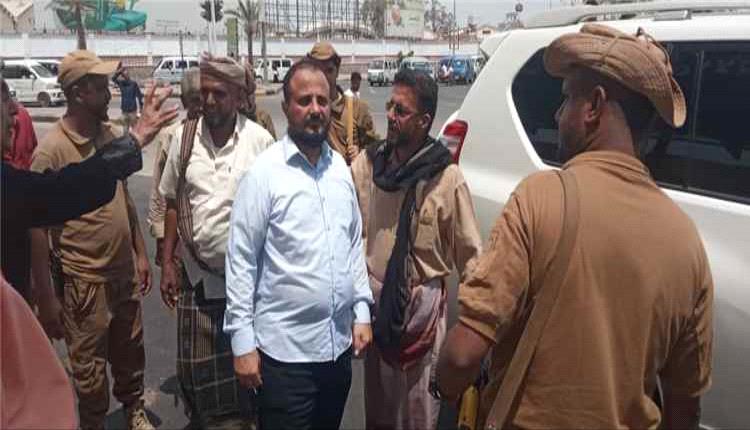 مدير المنصورة يفتتح محطة لسيارات الأجرة ويتابع مشاريع خدمية بشارع السجن