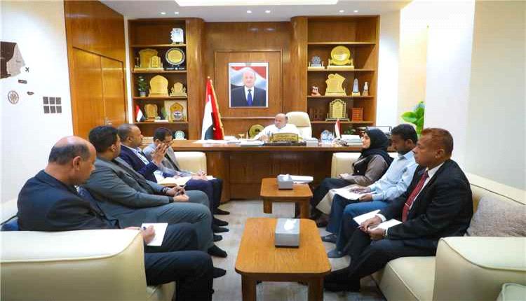 محافظ حضرموت يراجع جهود إغاثة النازحين ويؤكد تعزيز الاستجابة الإنسانية
