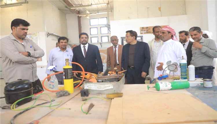 محافظ المهرة ووزير التعليم الفني يتفقدان المعهدين التقني والصناعي بالغيضة